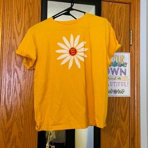 Xl yellow t-shirt